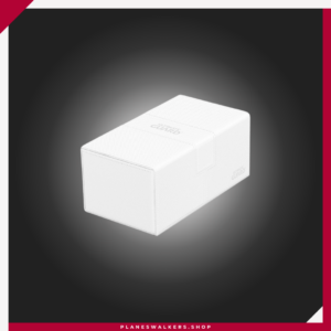 La Ultimate Guard Twin Flip'n'Tray 200+ es una deck box premium de gran capacidad diseñada para transportar dos mazos y accesorios en una sola caja. Con espacio para hasta 200 cartas con doble funda o 240 cartas con funda simple (utilizando fundas Ultimate Guard), incorpora compartimentos independientes, bandeja extraíble para dados y accesorios, acabado exterior Xenoskin, interior de microfibra premium y cierre magnético reforzado para una protección y organización superiores.