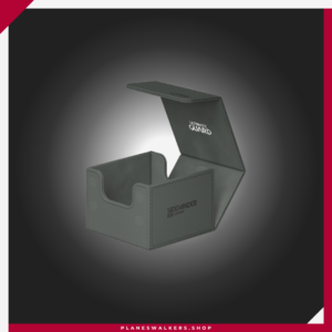 La Ultimate Guard Sidewinder 133+ es una deck box premium de gran capacidad diseñada especialmente para jugadores de Commander / EDH y mazos con cartas adicionales o fichas. Con espacio para 133 cartas con doble funda o más de 160 cartas con funda simple (utilizando fundas Ultimate Guard), incorpora apertura lateral para acceso rápido, acabado exterior Xenoskin, interior de microfibra premium y cierre magnético reforzado para una protección segura y elegante.