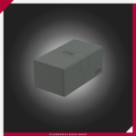La Ultimate Guard Twin Flip'n'Tray 200+ es una deck box premium de gran capacidad diseñada para transportar dos mazos y accesorios en una sola caja. Con espacio para hasta 200 cartas con doble funda o 240 cartas con funda simple (utilizando fundas Ultimate Guard), incorpora compartimentos independientes, bandeja extraíble para dados y accesorios, acabado exterior Xenoskin, interior de microfibra premium y cierre magnético reforzado para una protección y organización superiores.