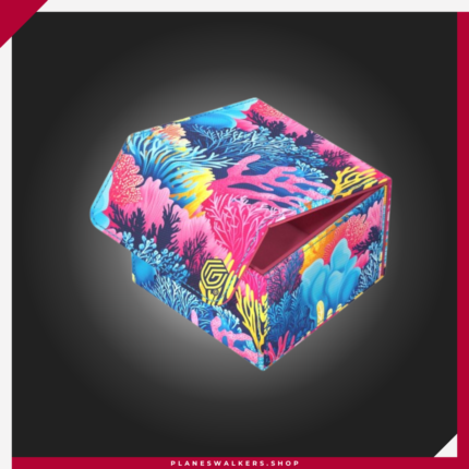 La Ultimate Guard Sidewinder 133+ Xenoskin Coral Places – Coral Garden es una deck box premium y sostenible para TCG diseñada para proteger tus cartas con estilo y reducir el impacto ambiental. Fabricada con un 52 % de materiales reciclados, ofrece capacidad para hasta 133 cartas con doble funda (utilizando fundas Ultimate Guard), además de incorporar acabado Xenoskin resistente, interior de microfibra premium y cierre magnético reforzado. Una opción ideal para mazos Commander / EDH y cartas adicionales.