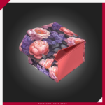 La Ultimate Guard Sidewinder 133+ Xenoskin Floral Places es una deck box premium para TCG diseñada para ofrecer protección avanzada, gran capacidad y un diseño exclusivo a todo color. Con espacio para hasta 133 cartas con doble funda o más de 160 cartas con funda simple (utilizando fundas Ultimate Guard), incorpora material Xenoskin resistente, forro interior de microfibra premium, cierre magnético reforzado y un sistema de acceso rápido para mantener tus cartas protegidas con estilo.