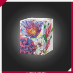 El Ultimate Guard RTE Boulder 100+ Floral Places es un deck box resistente, sostenible y diseñado para proteger tus cartas con total seguridad. Fabricado en Alemania con un 78 % de recursos renovables, ofrece capacidad para hasta 100 cartas con doble funda (utilizando fundas Ultimate Guard) y destaca por su impresión a todo color de gran durabilidad. Compatible con múltiples TCG como Magic: The Gathering, Pokémon, Lorcana, Flesh and Blood, Yu-Gi-Oh!, Riftbound y One Piece, es la solución ideal para transportar y organizar tu mazo con estilo.