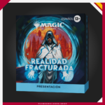 Descubre antes que nadie Magic: The Gathering – Realidad Fracturada con el Kit de Presentación MTG. Incluye 6 Sobres de Juego, 1 carta foil rara o mítica y 1 contador de vidas Spindown, todo lo necesario para construir tu mazo y comenzar tu aventura dentro del misterioso Ecoverso de Jace.