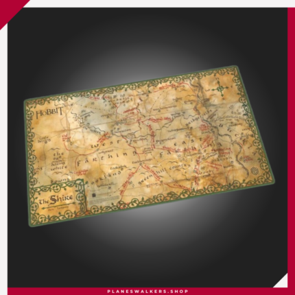 El Ultimate Guard Play-Mat The Hobbit™ - La Comarca es un tapete premium con ilustración oficial de El Hobbit. Ofrece superficie suave, base antideslizante y protección para tus cartas y accesorios, ideal para Magic: The Gathering, Pokémon, Lorcana y otros TCG.