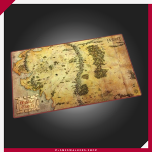 El Ultimate Guard Play-Mat The Hobbit™ - Tierra Media es un tapete premium con ilustración oficial inspirada en El Hobbit. Su superficie suave y base antideslizante ofrecen una experiencia de juego cómoda y segura, ideal para Magic: The Gathering, Pokémon, Lorcana y otros TCG.