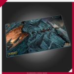 El Ultimate Guard Play-Mat The Hobbit™ - Ciudad de los Goblins es un tapete premium con ilustración oficial inspirada en El Hobbit. Su superficie suave y base antideslizante ofrecen protección y comodidad para tus cartas en Magic: The Gathering, Pokémon, Lorcana y otros TCG.