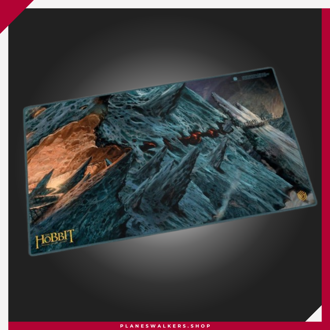Ultimate Guard Play-Mat The Hobbit™ - Ciudad de los Goblins | Tapete Premium para Magic y TCG El Ultimate Guard Play-Mat The Hobbit™ - Ciudad de los Goblins es un tapete premium con ilustración oficial inspirada en El Hobbit. Su superficie suave y base antideslizante ofrecen protección y comodidad para tus cartas en Magic: The Gathering, Pokémon, Lorcana y otros TCG.