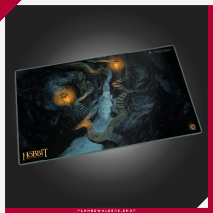 El Ultimate Guard Play-Mat The Hobbit™ - Reino de Thranduil es un tapete premium con ilustración oficial inspirada en El Hobbit. Su superficie suave y base antideslizante ofrecen protección y comodidad para tus cartas en Magic: The Gathering, Pokémon, Lorcana y otros TCG.