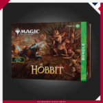 Disfruta de una experiencia completa con el Bundle MTG – El Hobbit™, una edición ideal para jugadores y coleccionistas. Incluye 9 Play Boosters, carta promocional foil con arte alternativo, tierras con arte completo, contador de vidas Spindown exclusivo y accesorios para ampliar tu colección de Magic: The Gathering.