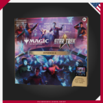 Caja de Escena MTG - Star Trek™ Enterprise-Q | Magic: The Gathering incluye cartas de escena sin borde, cartas foil con ilustraciones, sobres de juego y caballete para recrear momentos icónicos de Star Trek™ en tu colección.