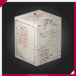 La Ultimate Guard RTE Boulder 100+ The Hobbit™ - Mapa de Thrór Glow in the Dark es una deck box premium con diseño oficial de El Hobbit™. Fabricada con materiales sostenibles y resistente construcción, protege hasta 100 cartas con doble funda, ideal para Magic: The Gathering y otros TCG.