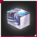 Protege tu mazo de Magic: The Gathering con la Ultimate Guard Sidewinder 100+ Xenoskin Reality Fracture - Liliana, Devoted Healer. Una deck box premium con acabado Xenoskin, interior de microfibra y cierre magnético, ideal para guardar hasta 100 cartas con doble funda.