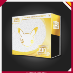 La Caja de Entrenador Élite Pokémon TCG Celebración 30.º Aniversario (ETB) conmemora tres décadas de JCC Pokémon con 9 sobres de mejora, una carta promocional de Nidorina con ilustración expandida, 65 fundas, Energías holográficas, dados y accesorios exclusivos para jugadores y coleccionistas.